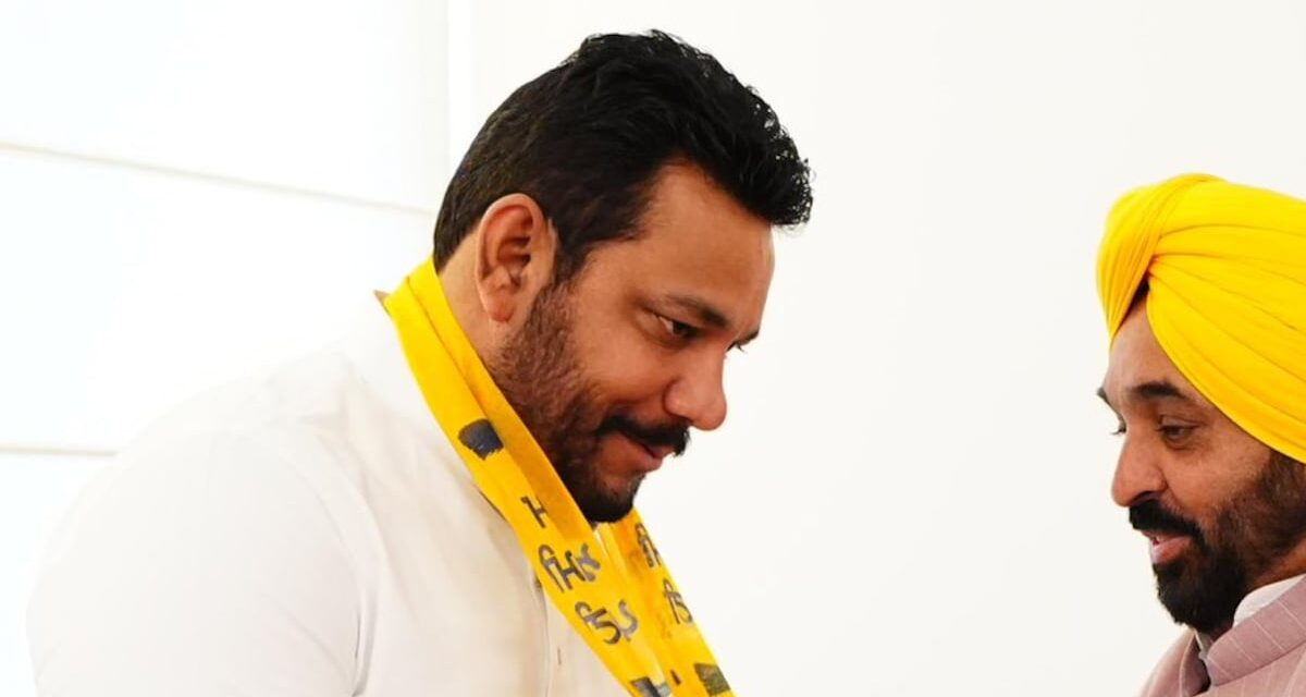 Lok Sabha Election 2024: पंजाब में BJP को झटका, युवा नेता रॉबिन सांपला AAP में हुए शामिल