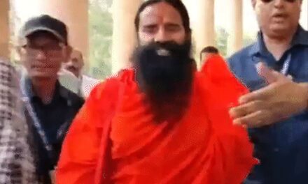 रामदेव-बालकृष्ण ने विज्ञापन केस में दूसरा माफीनामा छपवाया:कोर्ट ने कहा था