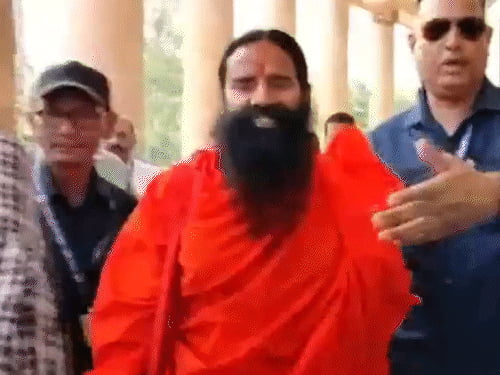 रामदेव-बालकृष्ण ने विज्ञापन केस में दूसरा माफीनामा छपवाया:कोर्ट ने कहा था