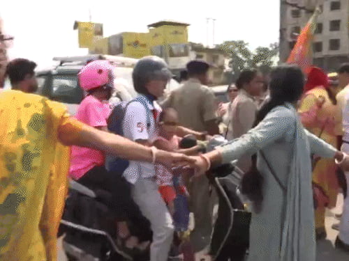 सिलीगुड़ी में बीजेपी का 12 घंटे का शटडाउन:हाइवे जाम, दुकाने बंद, सड़कों पर प्रदर्शन; TMC कार्यकर्ताओं पर मारपीट का आरोप