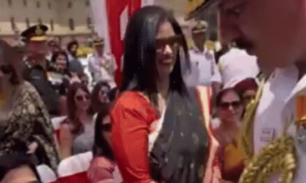 नौसेना के नए चीफ बने दिनेश त्रिपाठी:शपथ लेने से पहले मां के पैर छुए; कहा