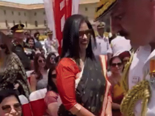 नौसेना के नए चीफ बने दिनेश त्रिपाठी:शपथ लेने से पहले मां के पैर छुए; कहा