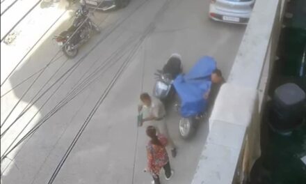 दिल्ली : पुलिस अधिकारी ने महिला के हाथ मरोड़े, मोबाइल छीनने की कोशिश की