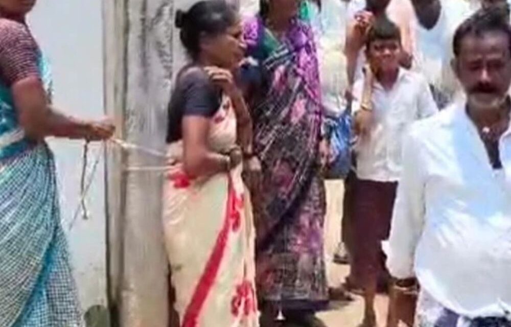 कर्नाटक में महिला की खंभे से बांधकर पिटाई:बेटा लड़की के साथ भागा तो महिलाओं ने मां पर गुस्सा निकाला; 6 लोग गिरफ्तार