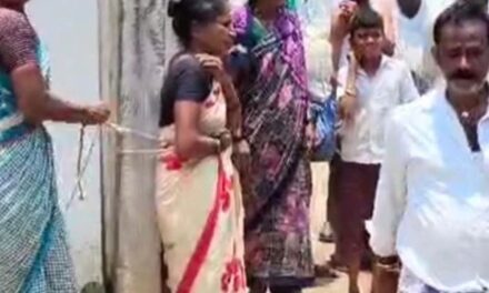 कर्नाटक में महिला की खंभे से बांधकर पिटाई:बेटा लड़की के साथ भागा तो महिलाओं ने मां पर गुस्सा निकाला; 6 लोग गिरफ्तार