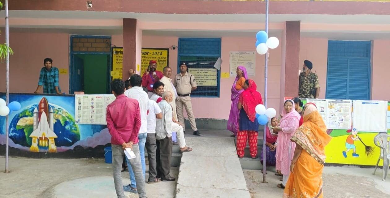 कोई 110 साल का बुजुर्ग तो कोई दिव्यांग… चुनाव के तीसरे चरण में बढ़-चढ़कर वोटिंग करने पहुंचे लोग