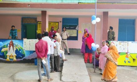 कोई 110 साल का बुजुर्ग तो कोई दिव्यांग… चुनाव के तीसरे चरण में बढ़-चढ़कर वोटिंग करने पहुंचे लोग