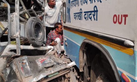 हरियाणा में चलती रोडवेज बस में ड्राइवर बेहोश:ई-रिक्शा-रेहड़ियों को कुचलती हुई बिजली खंभे से टकराई; बाल-बाल बची सवारियां