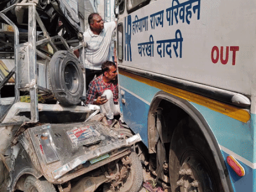 हरियाणा में चलती रोडवेज बस में ड्राइवर बेहोश:ई-रिक्शा-रेहड़ियों को कुचलती हुई बिजली खंभे से टकराई; बाल-बाल बची सवारियां