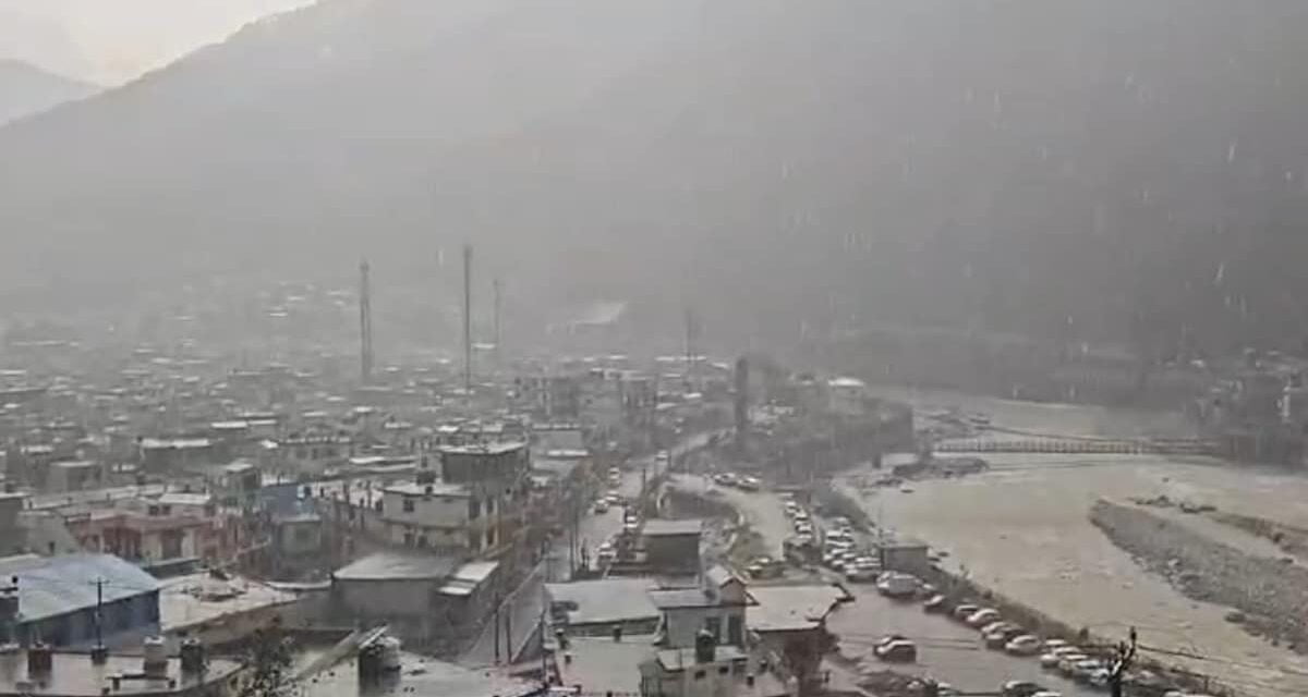 चार धाम यात्रा : दिन में यमुनोत्री के पहाड़ों पर फंसे रहे श्रद्धालु; अब बारिश और बर्फबारी ने बढ़ाई मुसीबत