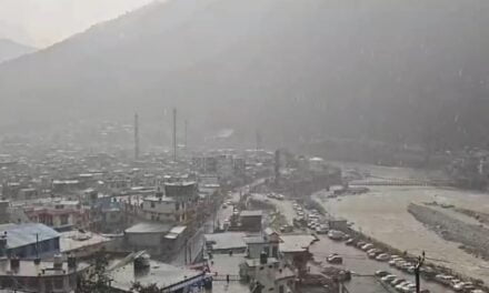 चार धाम यात्रा : दिन में यमुनोत्री के पहाड़ों पर फंसे रहे श्रद्धालु; अब बारिश और बर्फबारी ने बढ़ाई मुसीबत
