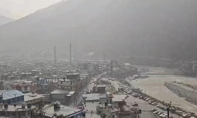 चार धाम यात्रा : दिन में यमुनोत्री के पहाड़ों पर फंसे रहे श्रद्धालु; अब बारिश और बर्फबारी ने बढ़ाई मुसीबत