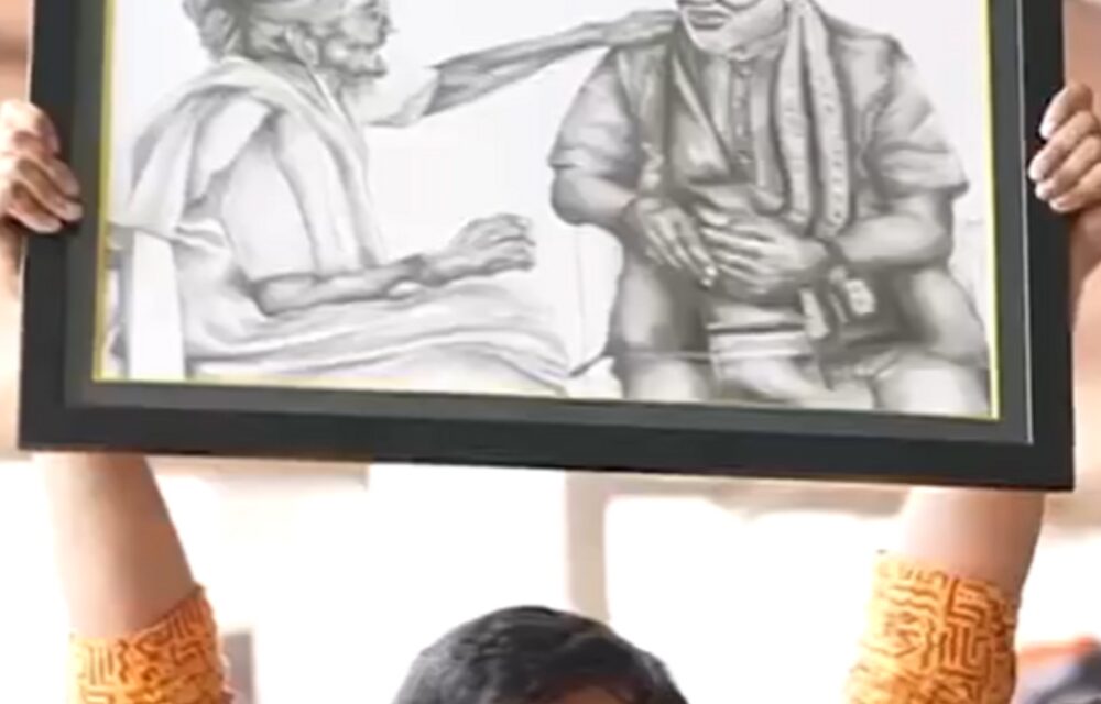 PM मोदी को मिला मदर्स डे गिफ्ट:मां के साथ पेंटिंग लेकर आए कलाकार; SPG कमांडो ने की रिसीव