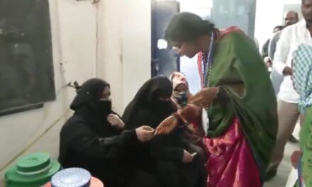 माधवी लता ने मुस्लिम वोटर का बुर्का हटवाया:वोटर ID लेकर चेहरा मिलाया, FIR दर्ज; ओवैसी के खिलाफ चुनाव लड़ रही हैं