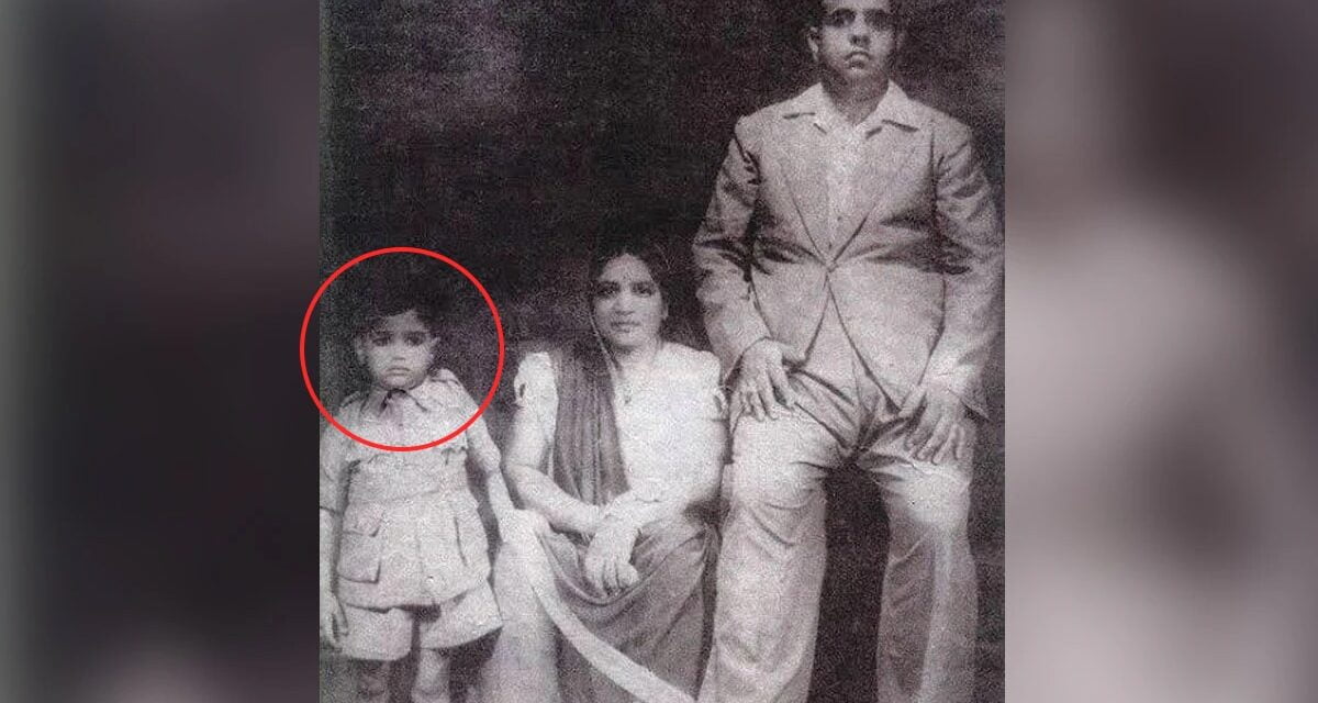 माता-पिता के साथ फोटो में दिख रहा ये बच्चा था जितेंद्र का क्लासमेट, फिल्मों में आया तो बन गया उनसे भी बड़ा सितारा…पहचाना क्या?