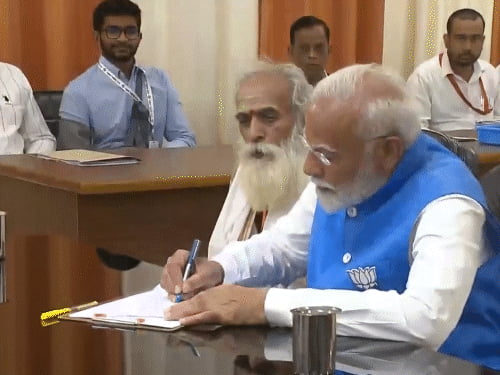 पीएम मोदी के पास न कार, न खुद का घर:पांच साल में संपत्ति 87 लाख बढ़कर 3.02 करोड़ हुई, 52 हजार 920 रुपए कैश