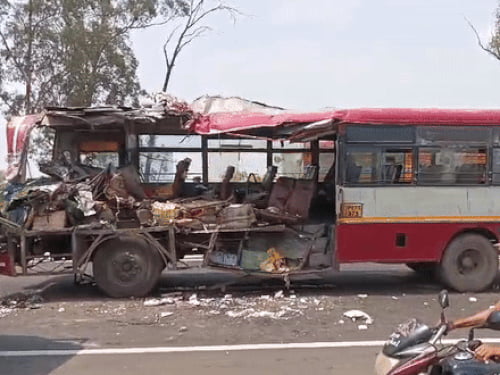 राजस्थान में भीषण एक्सीडेंट, 4 महिलाओं की मौत:13 लोग घायल; भरतपुर में नेशनल हाईवे पर ट्रक में घुसी बस, आगे का पूरा हिस्सा खत्म