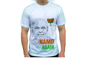 PM के फैन हुए किसान, मोदी टीशर्ट पहन कर गिनाई सरकार की उपलब्धियां