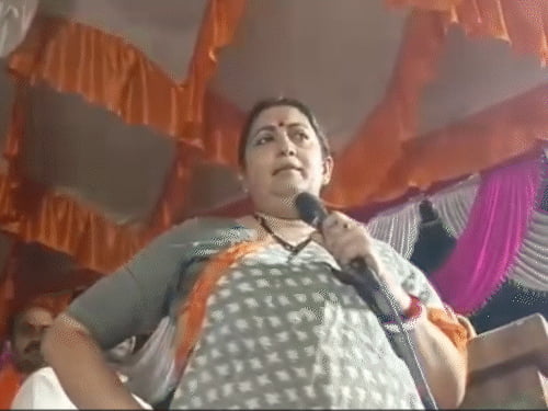 अमेठी में स्मृति ने की प्रियंका की एक्टिंग:बोलीं-हूं-हूं करने वाली दीदी को बहुत दिक्कत, कहती हैं-धर्म बोलती है, हूं