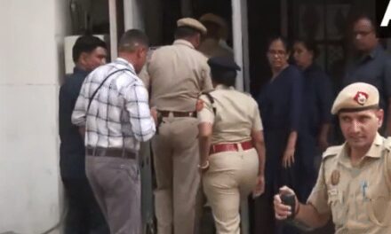 बिभव को लेकर दिल्ली पुलिस CM आवास पहुंची:मालीवाल केस का सीन रीक्रिएट किया; AAP सांसद ने मारपीट-बदसलूकी का आरोप लगाया है