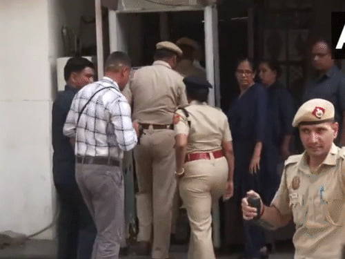 बिभव को लेकर दिल्ली पुलिस CM आवास पहुंची:मालीवाल केस का सीन रीक्रिएट किया; AAP सांसद ने मारपीट-बदसलूकी का आरोप लगाया है