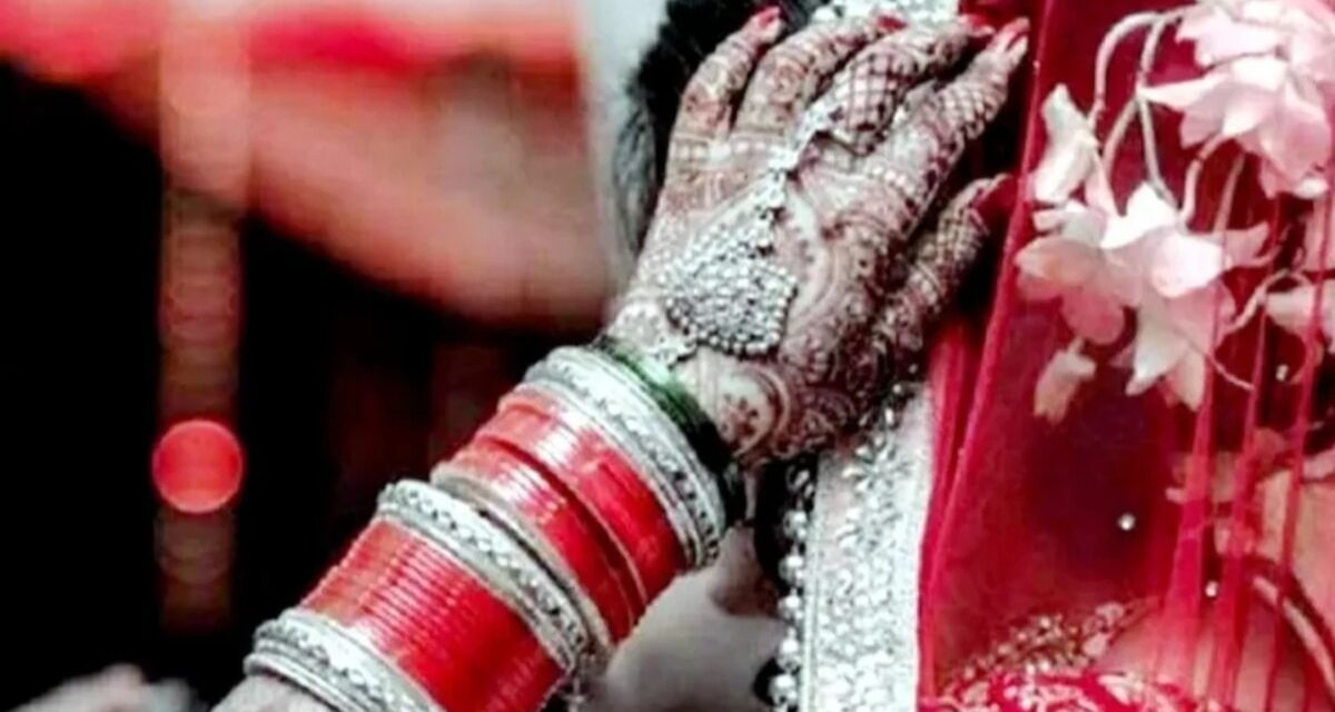 'रास्ते में हूं, बारात लेकर आ रहे हैं…', फेसबुक Lover ने दिया ऐसा दगा कि दुल्हन के जोड़े में बैठी रह गई युवती