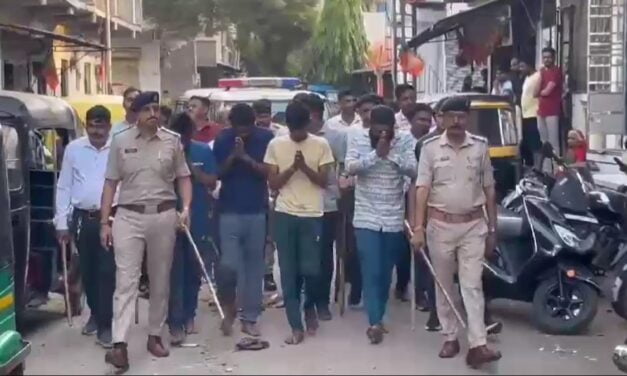 धारदार हथियार से किए थे 23 वार, युवक की हत्या के 3 आरोपियों का पुलिस ने निकाला जुलूस 