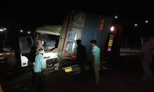 यूपी: शाहजहांपुर में दर्दनाक सड़क हादसा, श्रद्धालुओं से भरी बस पर पलटा डंपर, 11 लोगों की मौत