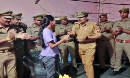 UP: देर रात घर पहुंची पुलिस फोर्स, सकते में आ गए परिजन… फिर बदल गया पूरा सीन