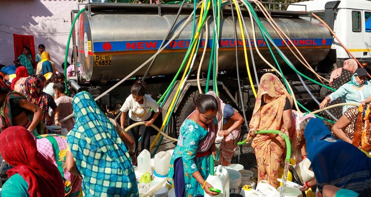दिल्ली एनसीआर में बढ़ते तापमान के बीच पानी का संकट गहराने लगा