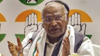 'महात्मा गांधी के बारे में नहीं पता तो संविधान के बारे में भी…', PM मोदी पर भड़के खड़गे