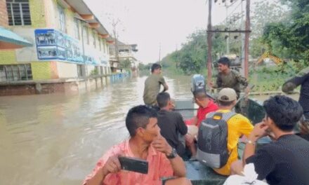 मणिपुर में घर एक मंजिल तक बाढ़ में डूबे:24 घंटे रेस्क्यू में जुटीं असम राइफल्स और NDRF; 1500 लोगों को सुरक्षित जगह पहुंचाया