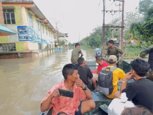 मणिपुर में घर एक मंजिल तक बाढ़ में डूबे:24 घंटे रेस्क्यू में जुटीं असम राइफल्स और NDRF; 1500 लोगों को सुरक्षित जगह पहुंचाया