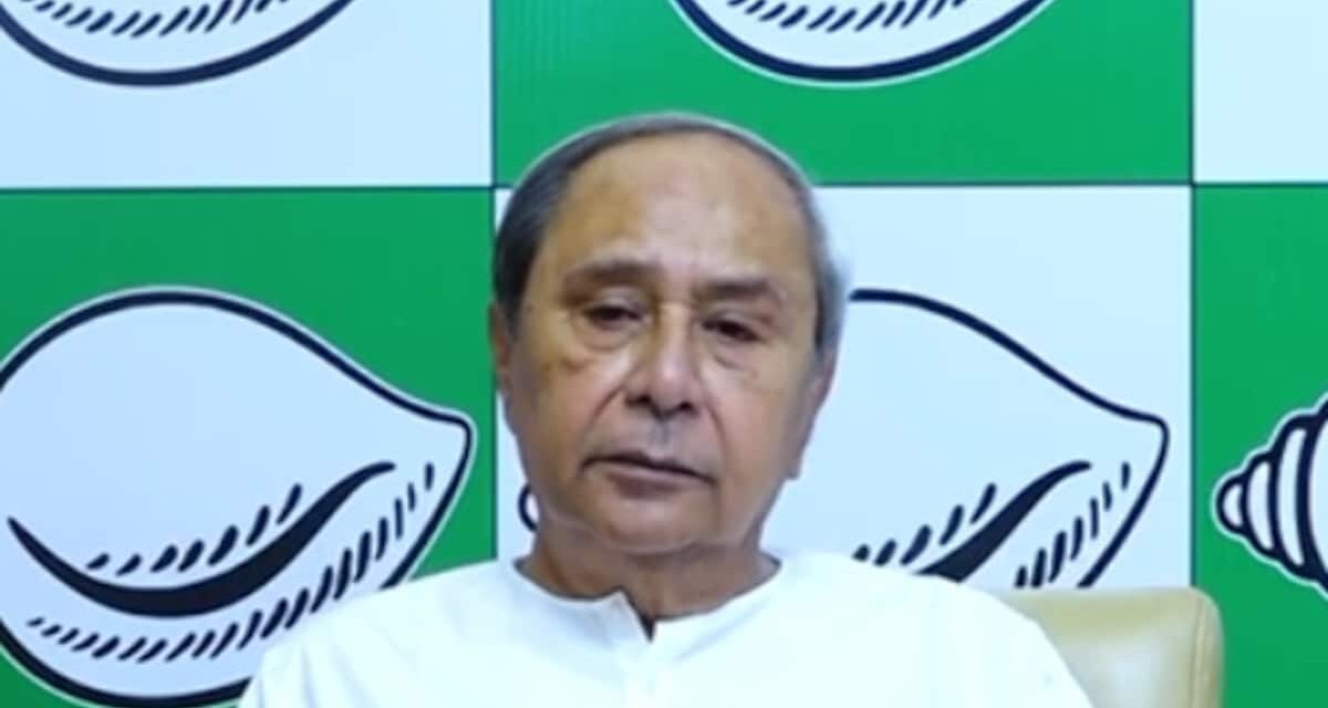 ओडिशा विधानसभा चुनाव : मुख्यमंत्री नवीन पटनायक कांताभांजी में पीछे, हिंजिली में आगे
