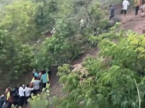 कश्मीर में श्रद्धालुओं की बस पर हमला, 10 की मौत:आतंकियों ने ड्राइवर को गोली मारी, तो बस खाई में जा गिरी; मरने वाले ज्यादातर यूपी के