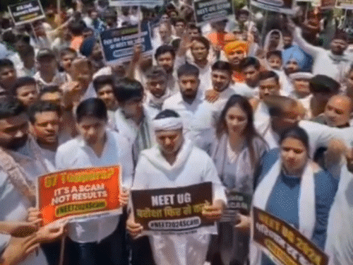 रिटायर्ड जजों की बेंच करे NEET रिजल्‍ट की जांच:सुप्रीम कोर्ट में दायर हुई नई याचिका, अभी NTA का पैनल ही कर रहा इन्‍क्‍वायरी