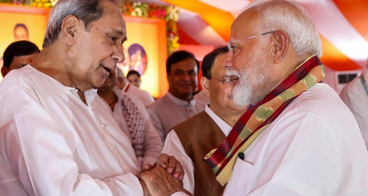 VIDEO : माझी के शपथ ग्रहण में पहुंचे नवीन बाबू, मोदी ने दोनों हाथ थामकर रिश्ता बना लिया