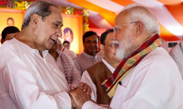 VIDEO : माझी के शपथ ग्रहण में पहुंचे नवीन बाबू, मोदी ने दोनों हाथ थामकर रिश्ता बना लिया