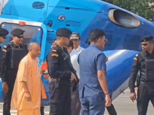 सीएम योगी मां से मिलने ऋषिकेश एम्स पहुंचे:20 मिनट तक साथ रहे; उत्तराखंड हादसे के पीड़ितों से भी मुलाकात की