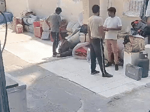कुवैत में सड़कों पर रात बिता रहे राजस्थान के मजदूर:बोले