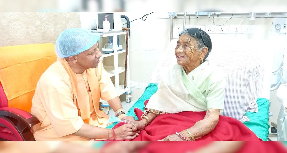 ऋषिकेश एम्स पहुंचे CM योगी, अपनी मां व रुद्रप्रयाग हादसे के घायलों का जाना हाल