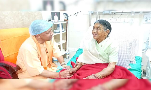 ऋषिकेश एम्स पहुंचे CM योगी, अपनी मां व रुद्रप्रयाग हादसे के घायलों का जाना हाल