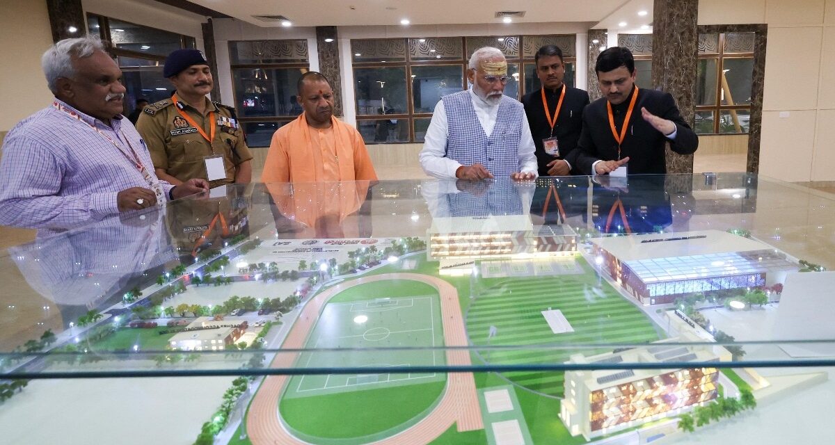 वाराणसी में बन रहे स्टेडियम में पहुंचे PM मोदी, इंडोर स्पोर्ट्स कॉम्प्लेक्स का किया निरीक्षण