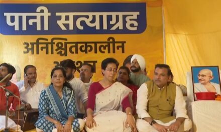 आतिशी के धरना स्थल पर अफरा-तफरी, लोगों ने अरविंद केजरीवाल के खिलाफ लगाए नारे