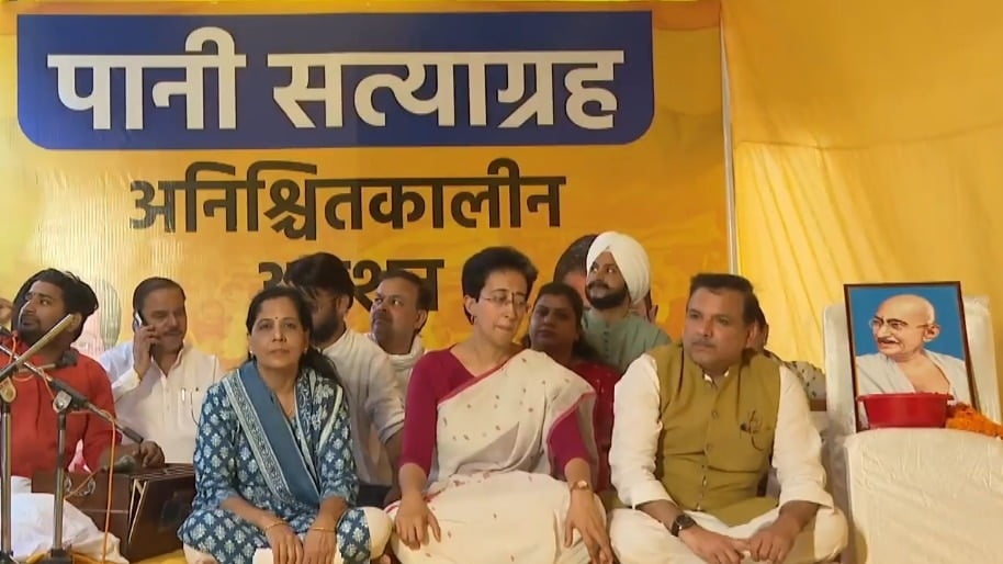 आतिशी के धरना स्थल पर अफरा-तफरी, लोगों ने अरविंद केजरीवाल के खिलाफ लगाए नारे