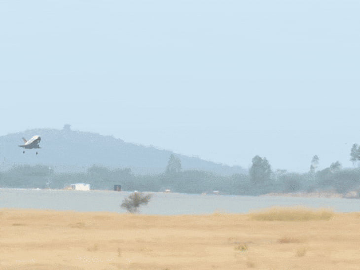ISRO के रीयूजेबल लॉन्च व्हीकल की तीसरी सफल लैंडिंग:4.5 KM की ऊंचाई से पुष्पक रिलीज किया गया, फिर रनवे पर ऑटोमेटिक लैंडिंग की