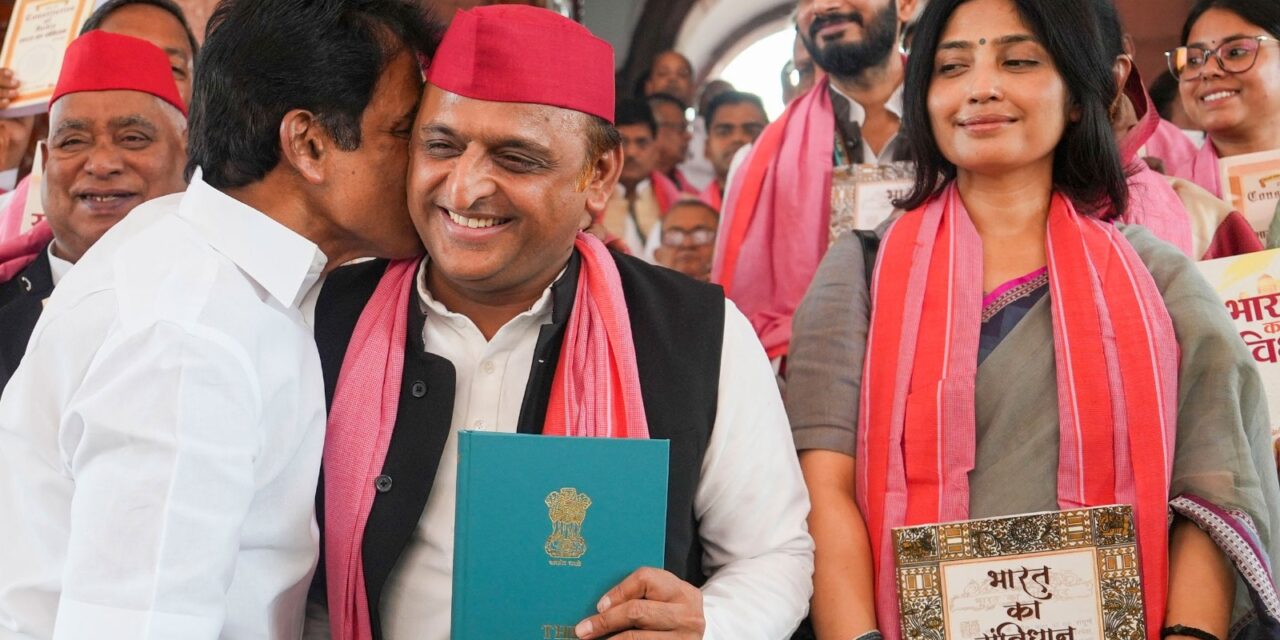 लोकसभा के पहले दिन विपक्ष की खुशी देखिए, जब अखिलेश से गले मिले वेणुगोपाल, देखती रहीं डिंपल