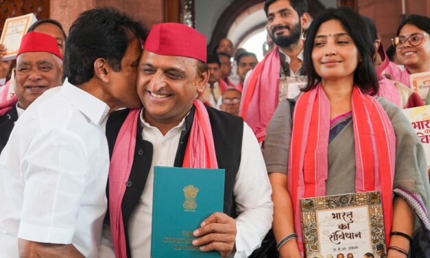 लोकसभा के पहले दिन विपक्ष की खुशी देखिए, जब अखिलेश से गले मिले वेणुगोपाल, देखती रहीं डिंपल