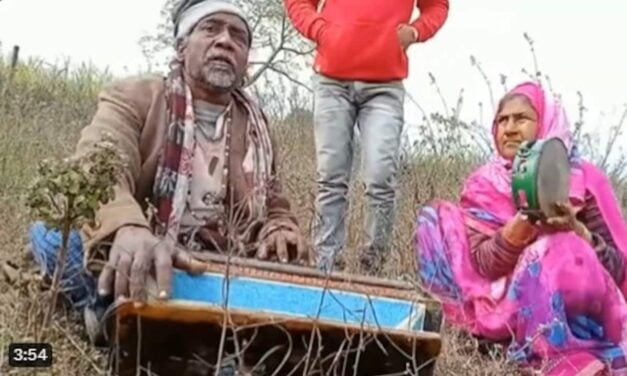 बुजुर्ग जोड़े ने इस अंदाज में गाया लता-मुकेश का गाना कर दिया हैरान, लगाए ऐसे सुर सोचना भी मुश्किल, लोग बोले