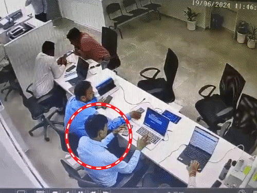 बैंक में काम करते-करते मैनेजर की मौत:महोबा में लैपटॉप पर काम कर रहे थे, कुर्सी पर बैठे-बैठे बेहोश हुए…फिर उठे नहीं